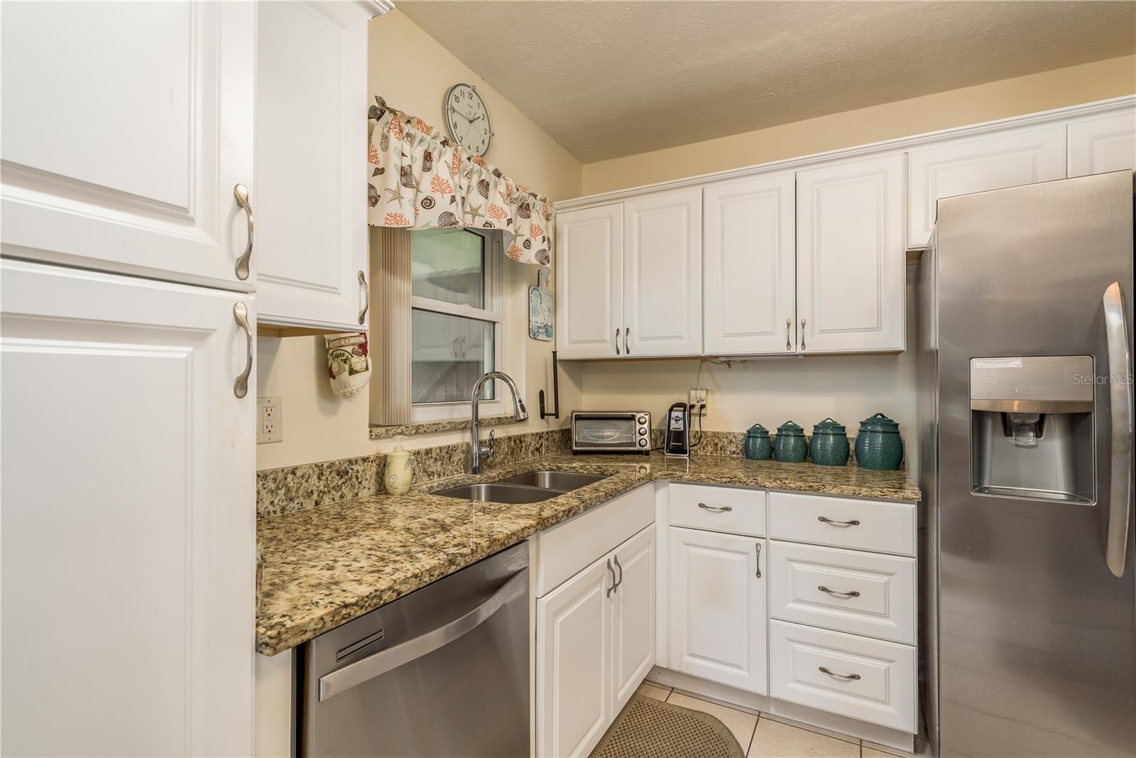 Granite counters, stainless appliances