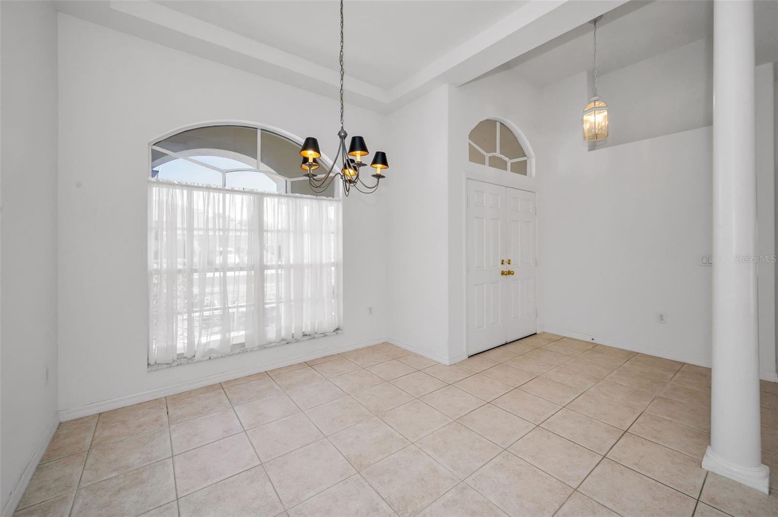 Dining Room/Foyer