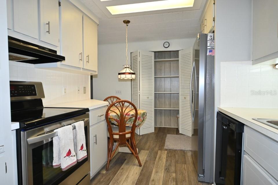 Kitchen w/newer appliances