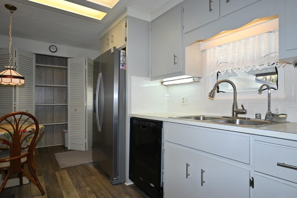 Kitchen w/large pantry