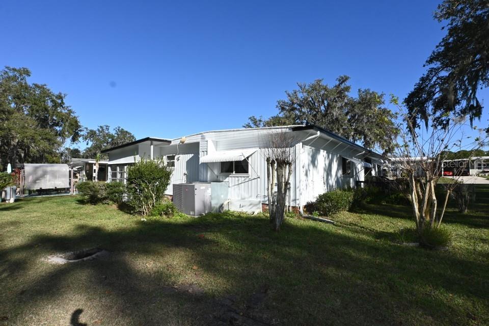 Side porch with access to Family rm