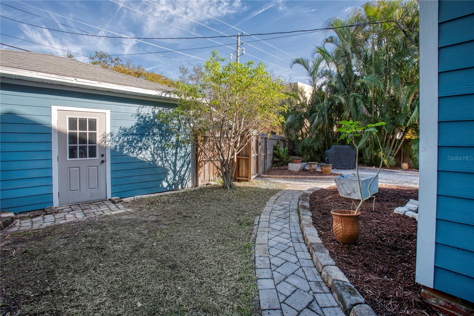 Detached garage