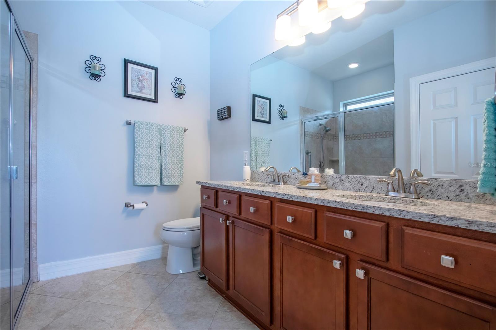 Primary Baathroom w/Granite Counter & Dual sinks