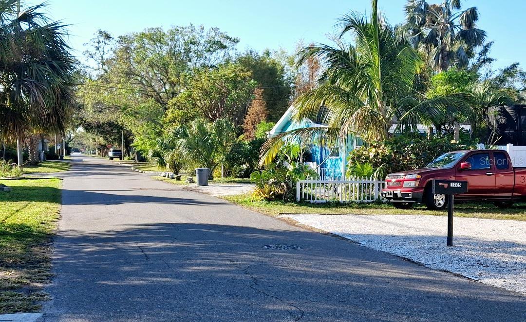 Quiet Street / Friendly neighbors