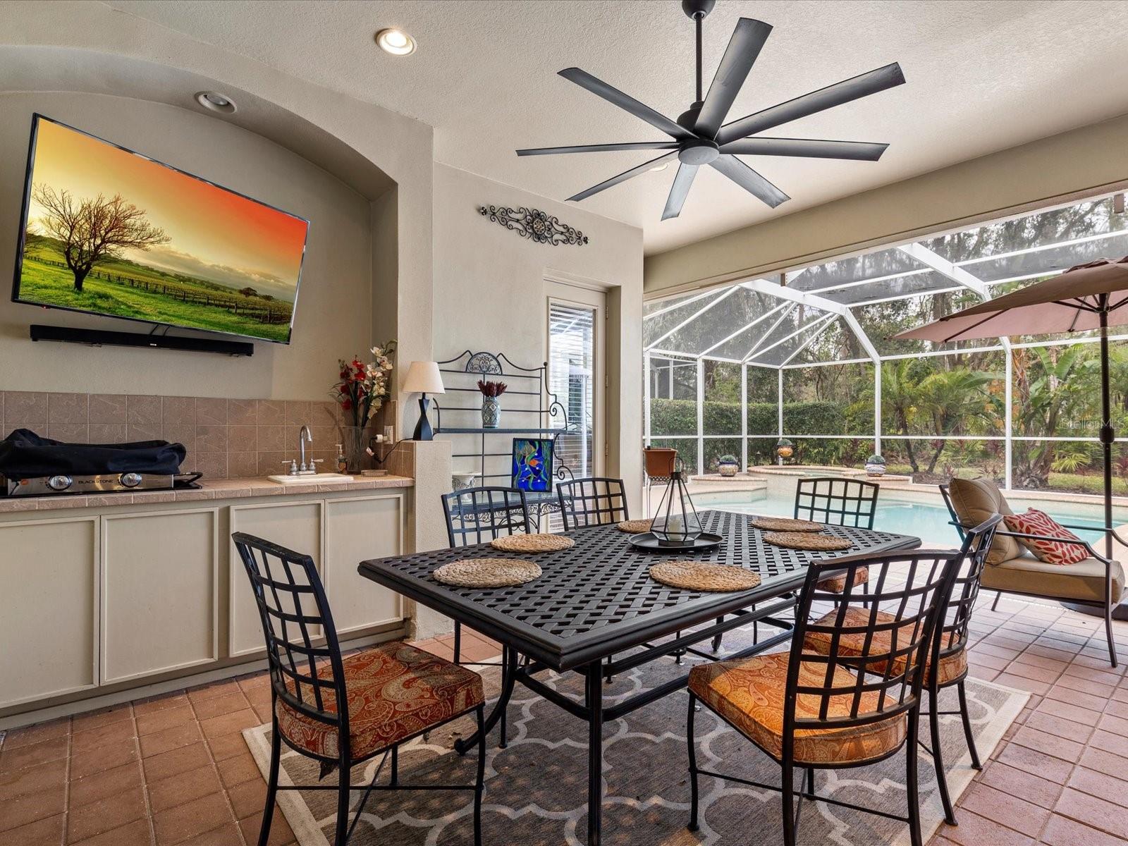 Outdoor patio/pool area