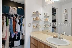 WALK-IN CLOSET