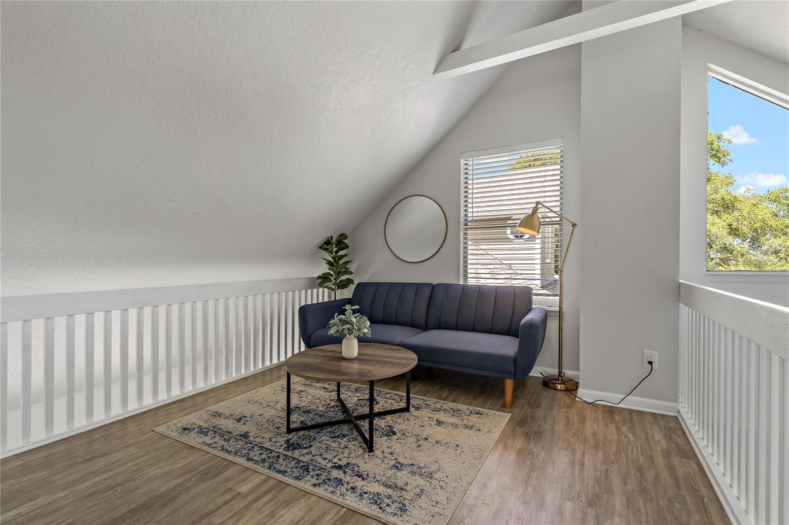 A LOFT OVERLOOKING THE DINING & FAMILY ROOMS. GREAT SPACE FOR A READING NOOK!