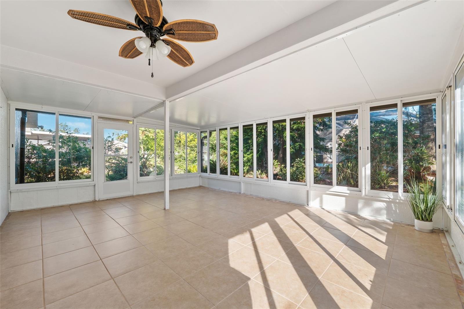 Huge Screened Lanai w/ Windows and Tile