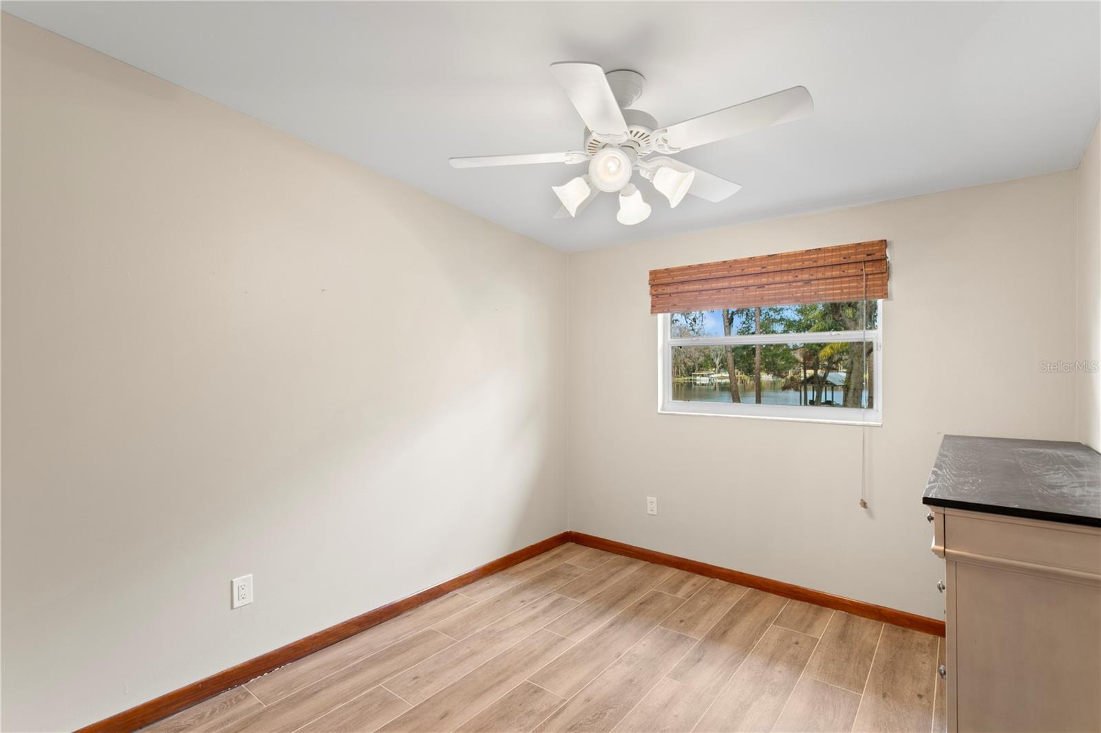 Guest bedroom with lakeview