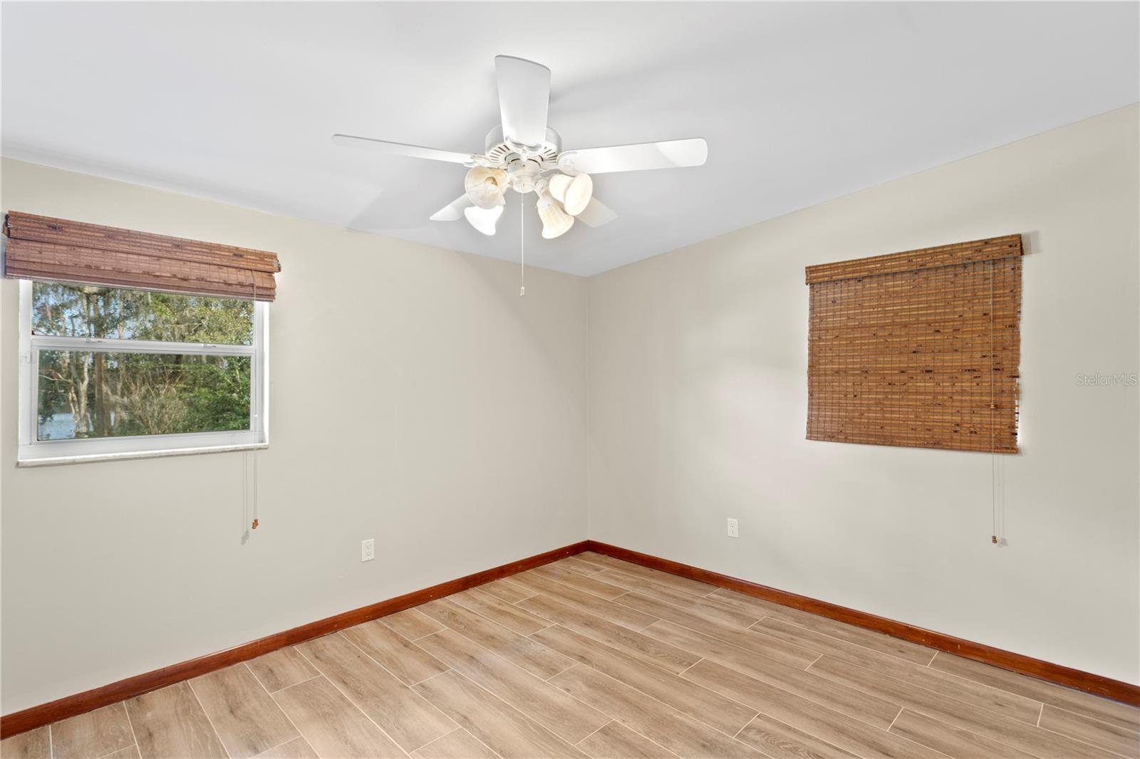 Second guest bedroom with lakeview