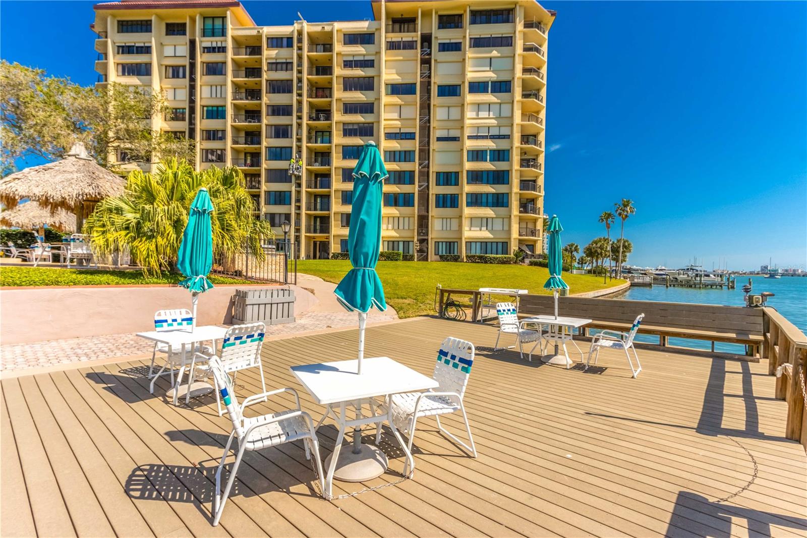 EATING AREA BY POOL