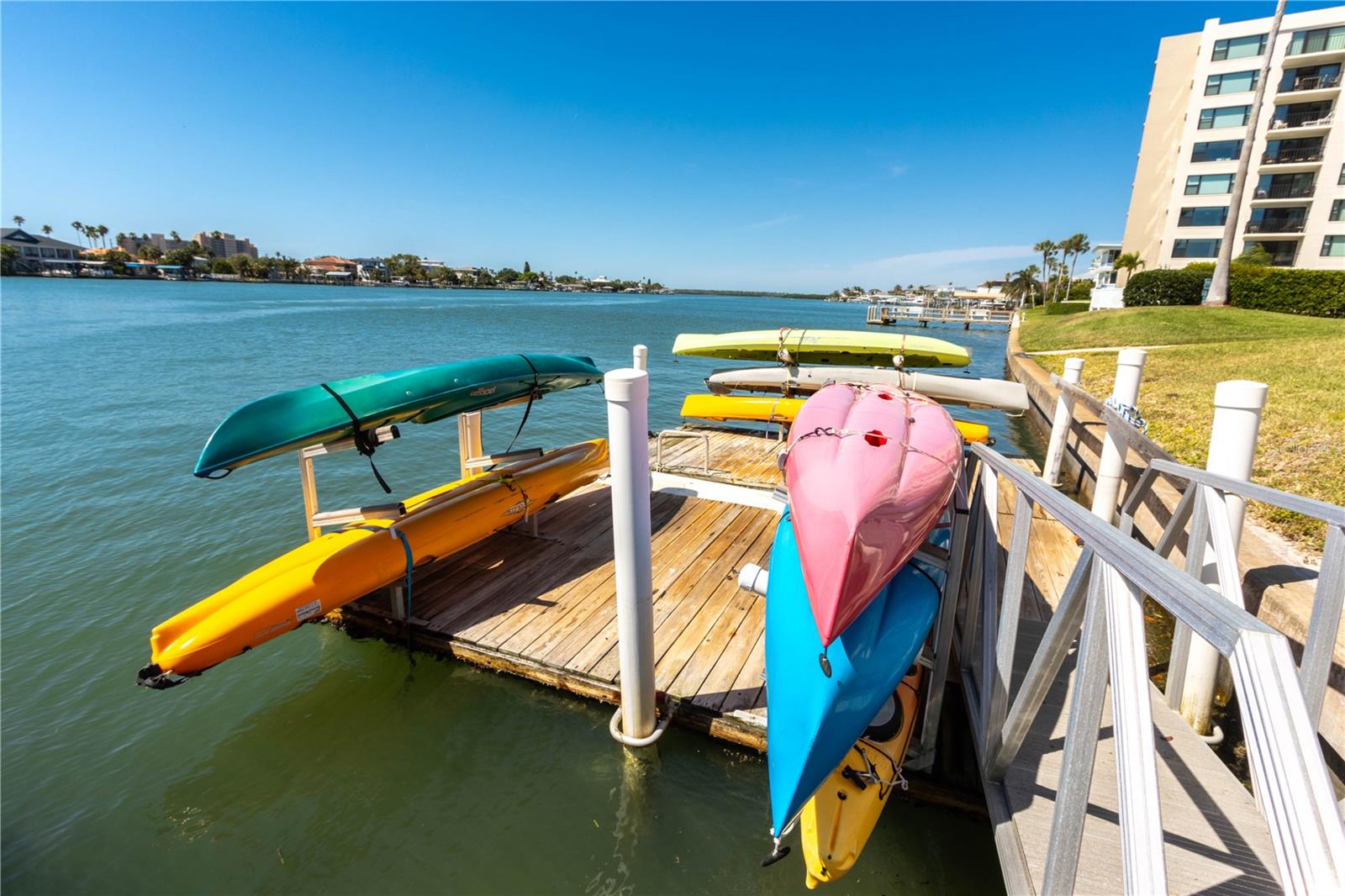 KAYAK STORAGE, ASK LA DETAILS ON USAGE