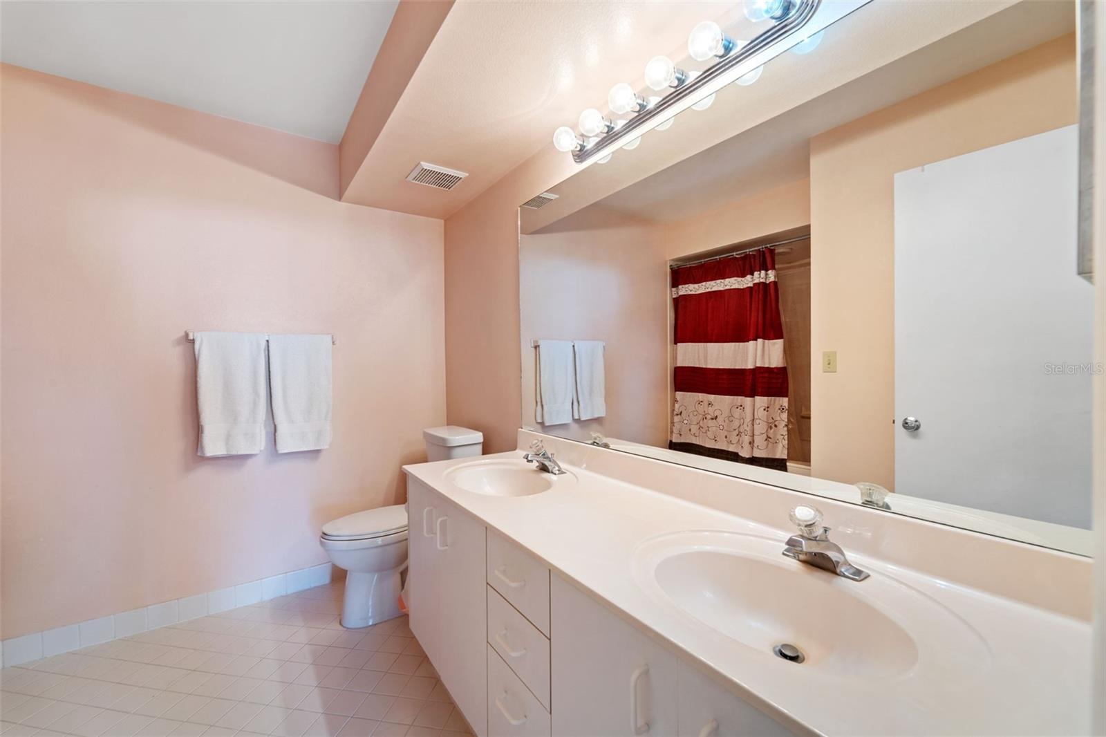 Master bath with dual sinks