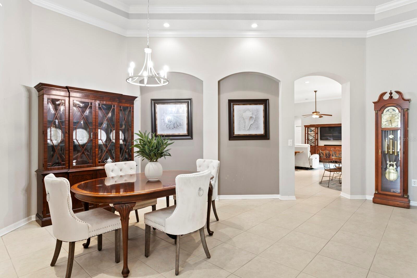 Decorative art niches in the dining room