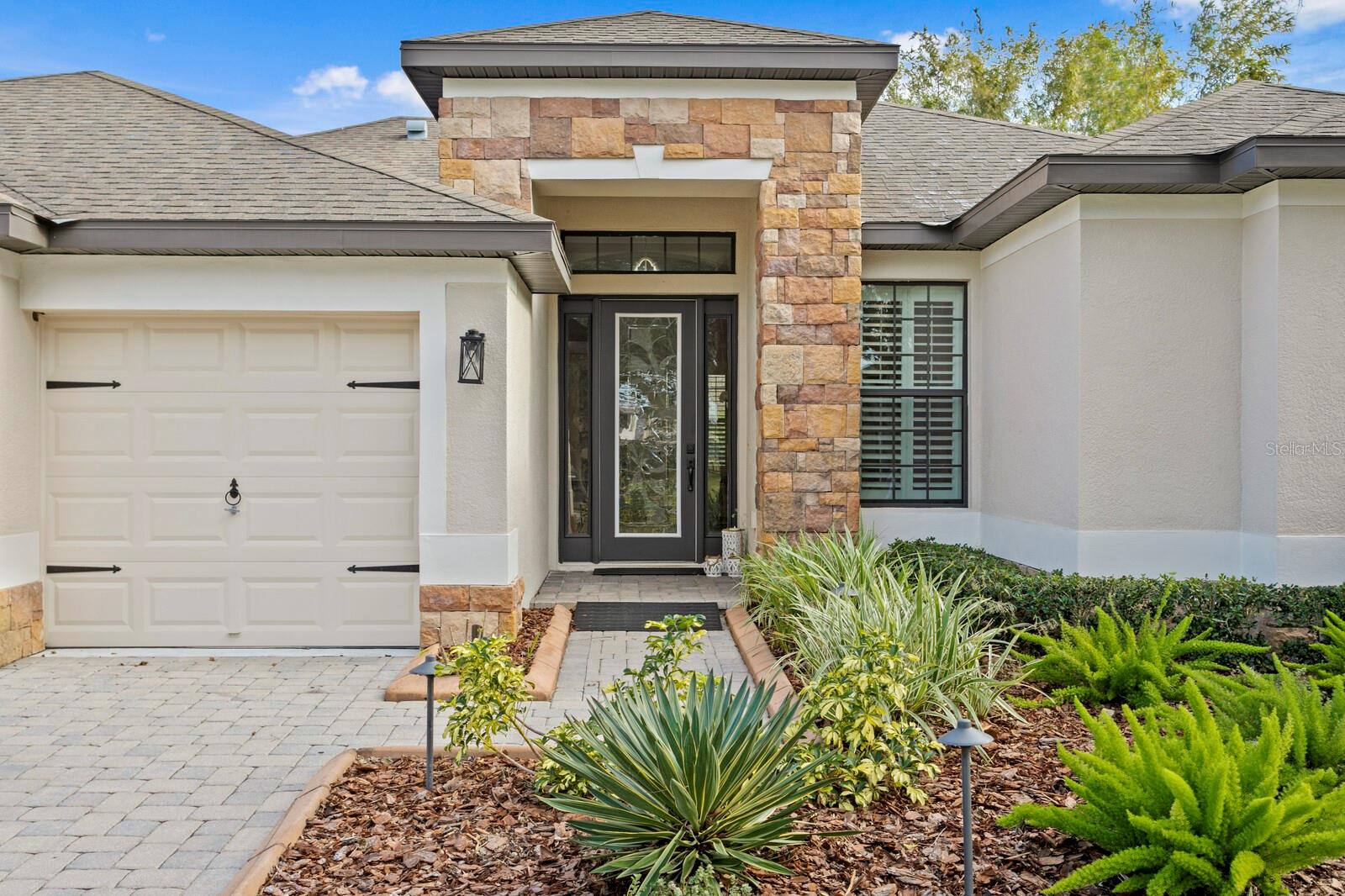 Great curb appeal on this Taylor Morrison home