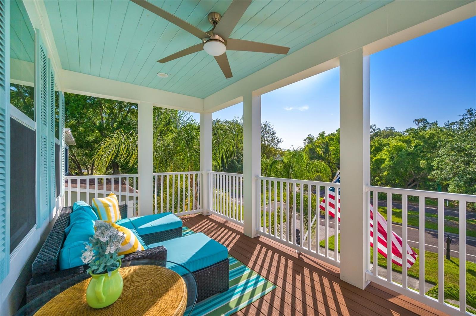 upstairs balcony overlooking Park Blvd