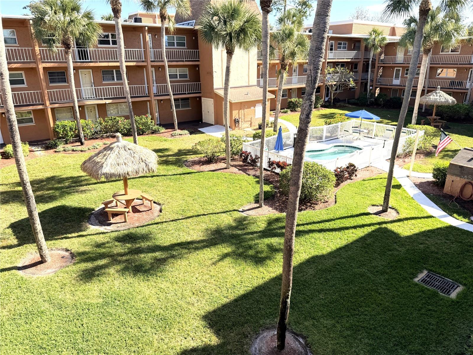 Building 5 - hot tub & picnic areas