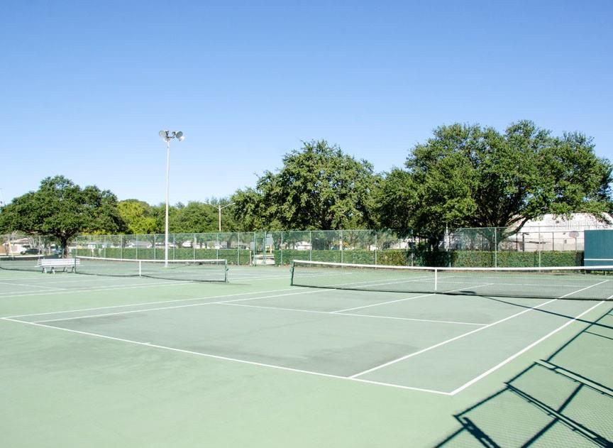 Public pickleball Courts less than 1/2 mile away