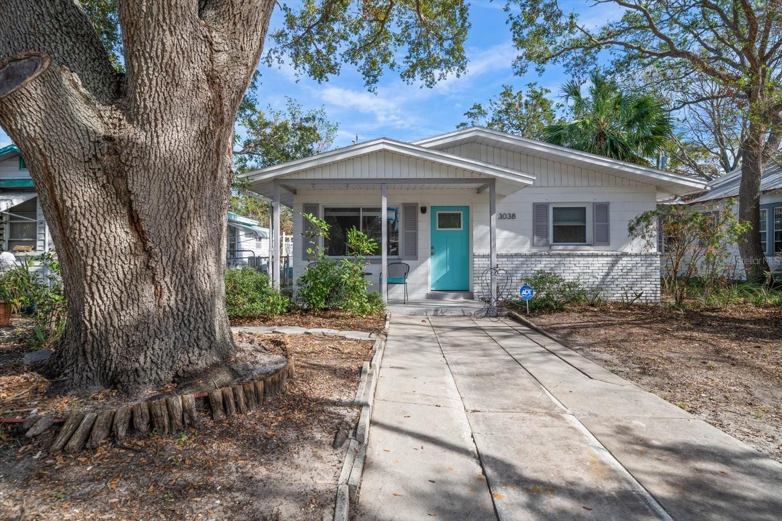 The cutest gulfport house, ready for you to make it your own!