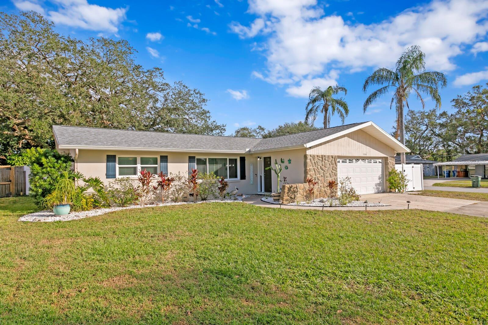 Welcome home to 1000 Woodbrook Dr in beautiful Largo, FL