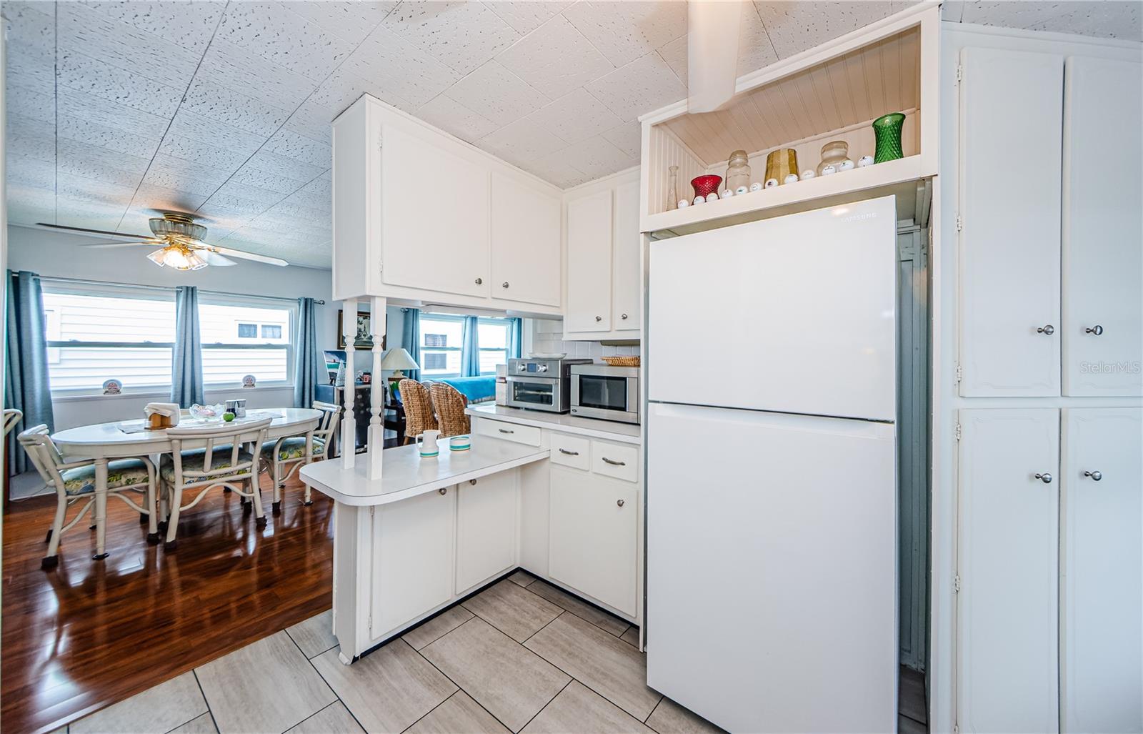 Dining area to Kitchen