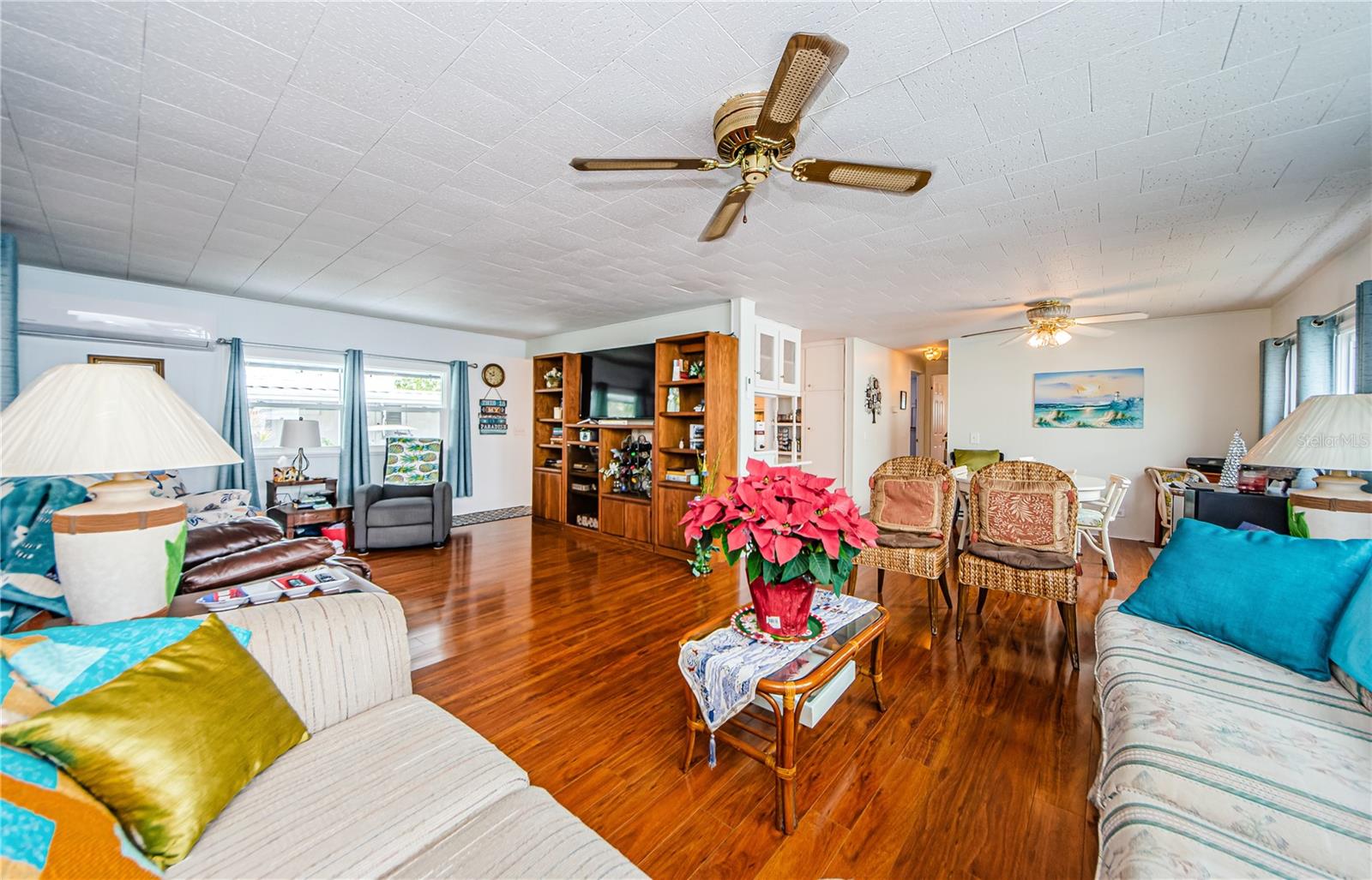 Spacious Living area combo dining area