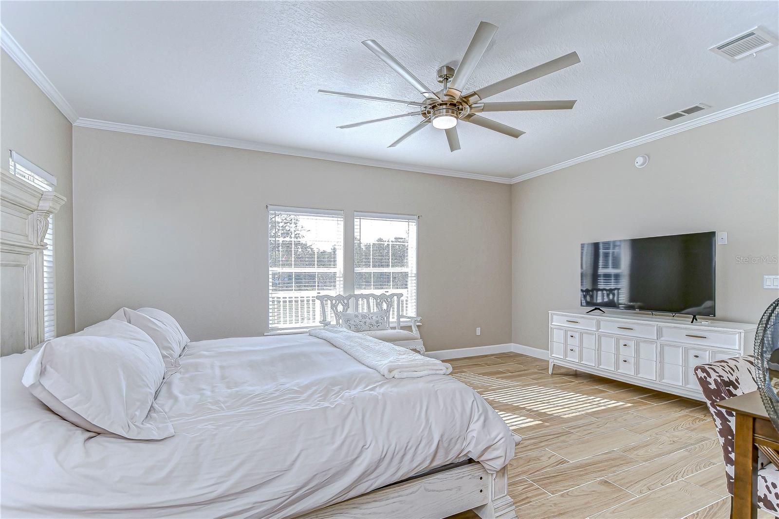 Primary bedroom windows provides lots of natural lighting!