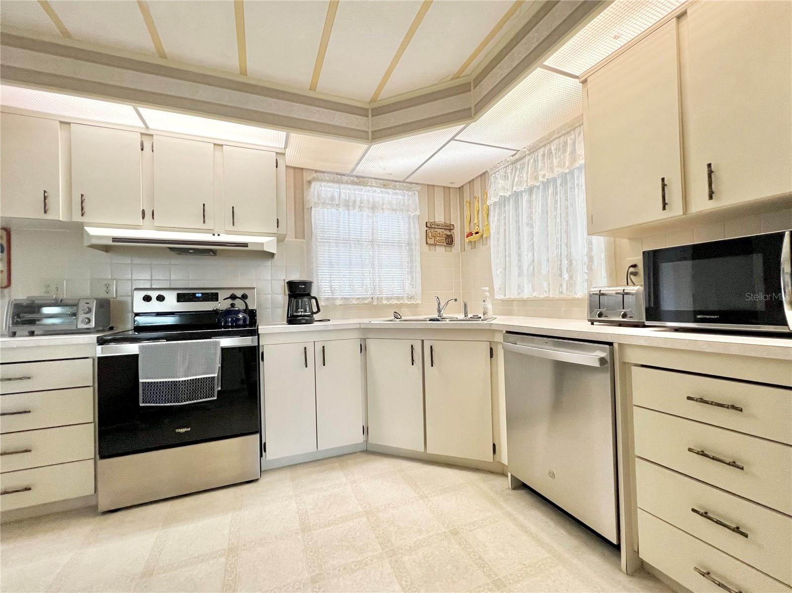 Nice corner sink in kitchen