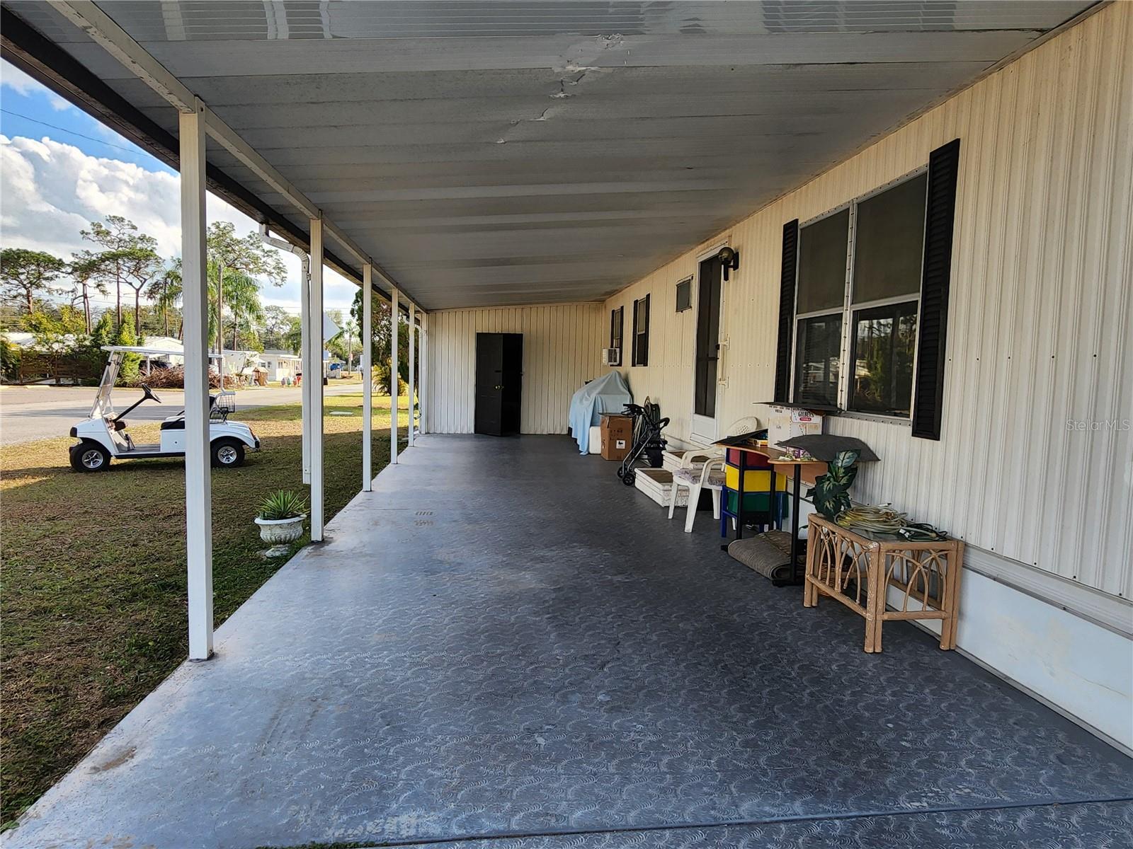 Carport.