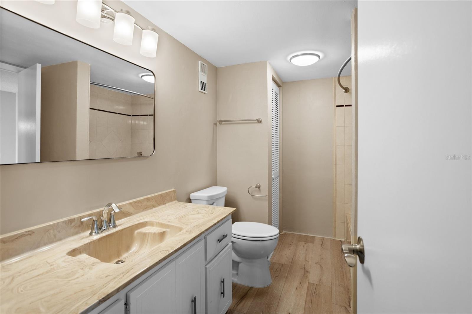 upstairs bath with linen closet