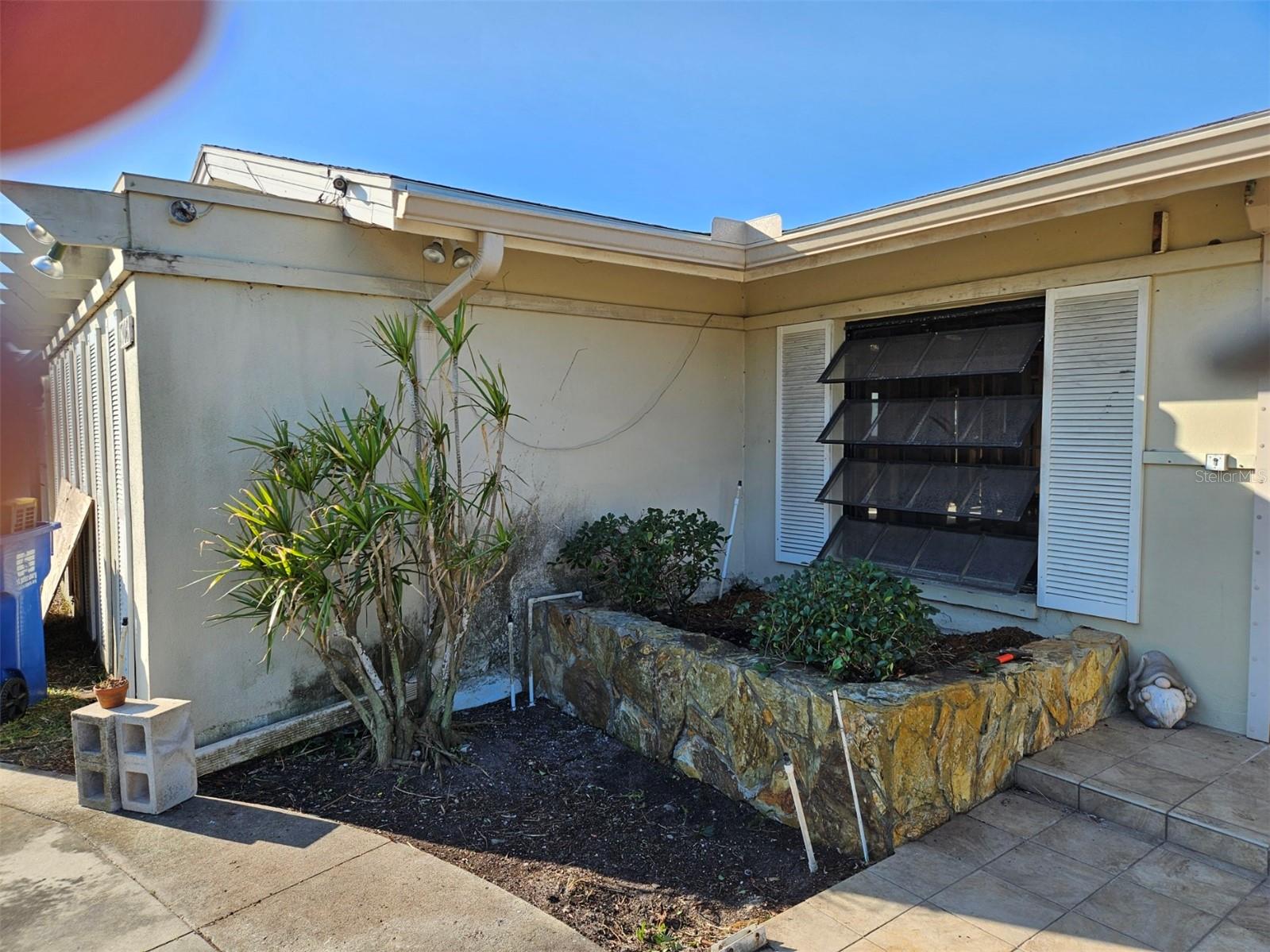 Front Entry Planter