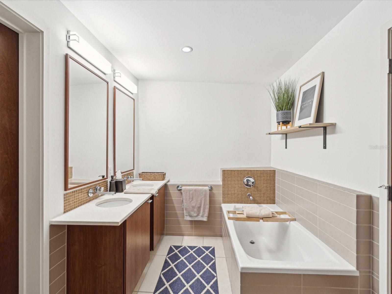 Double Vanity w/ Large Soaking Tub