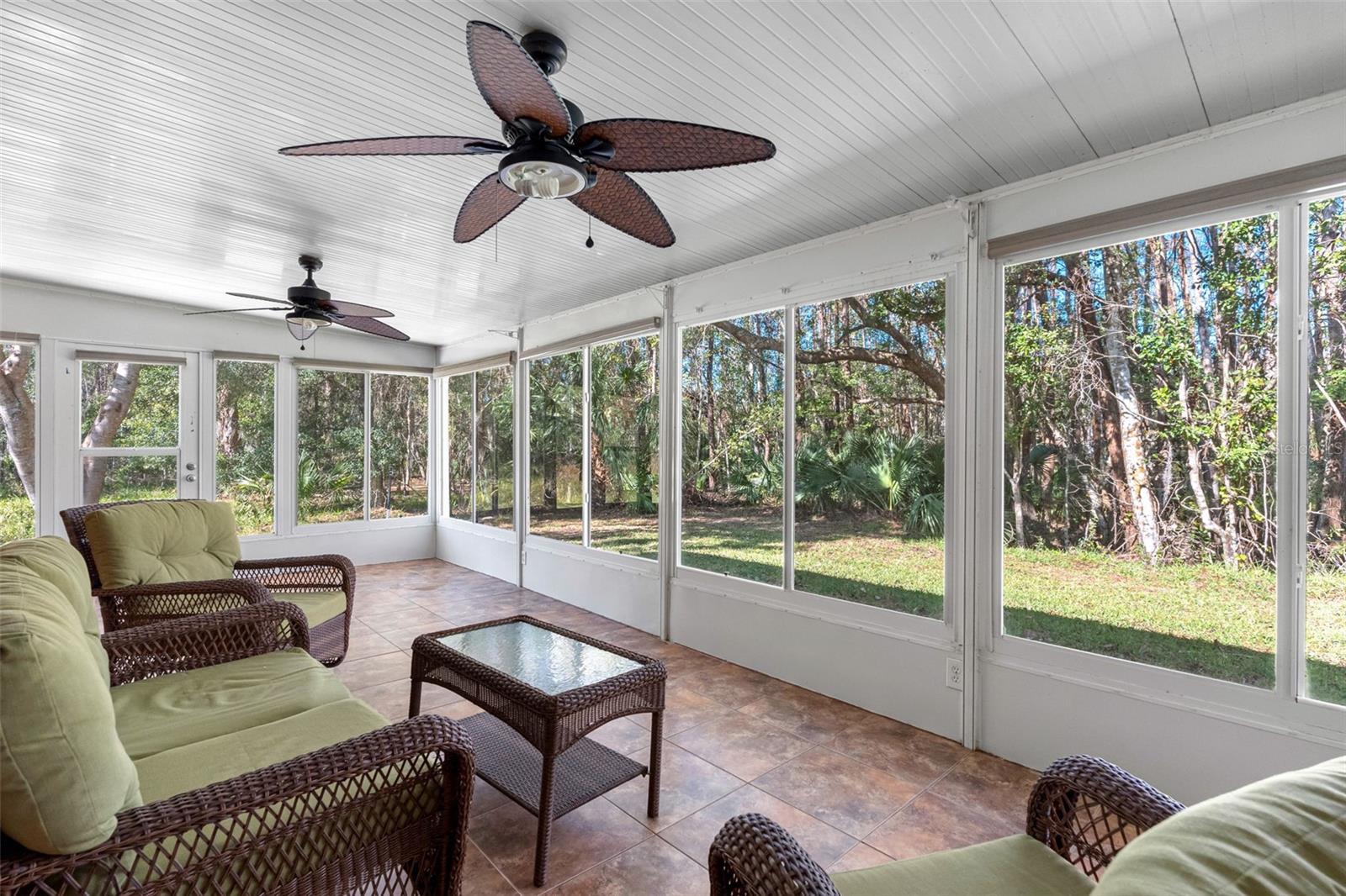 Peaceful and Spacious Florida Room/Lanai
