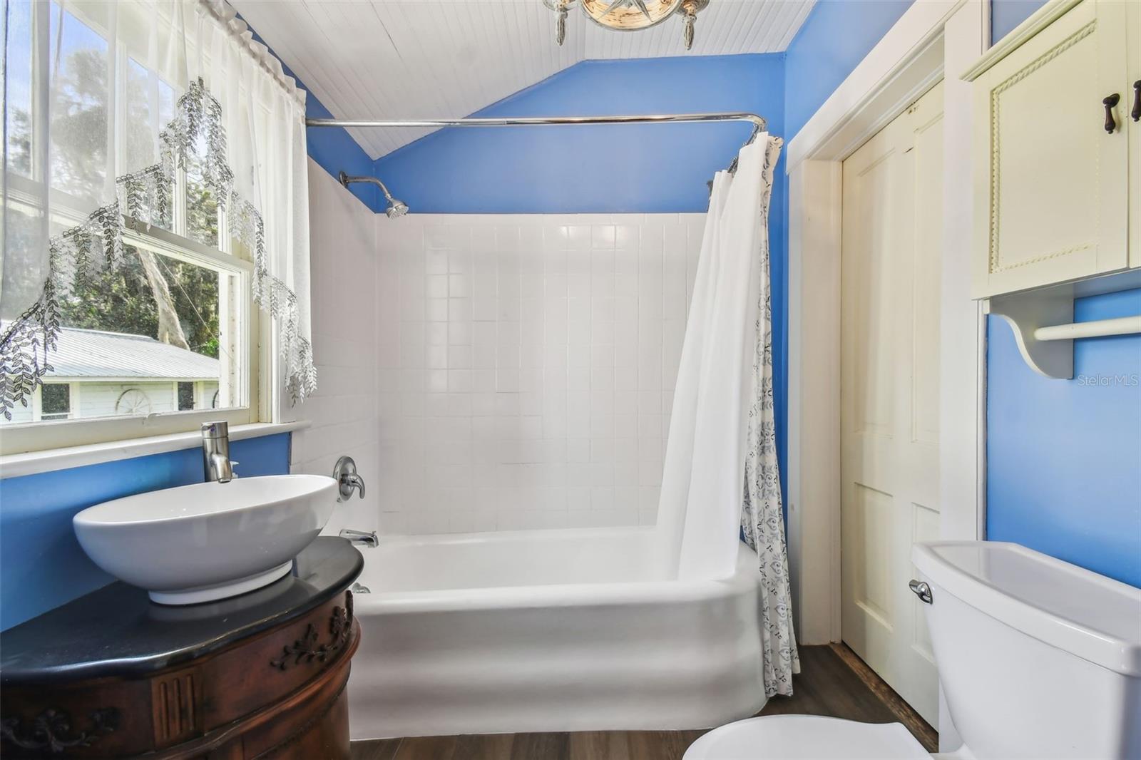 Guest Bath (off Florida Room)