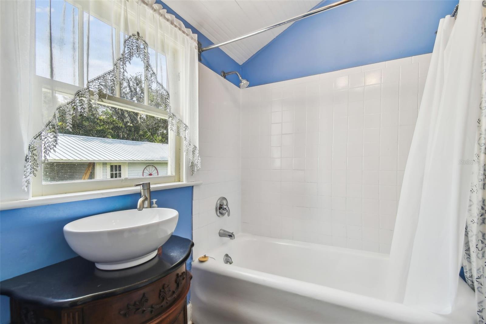 Guest Bath (off Florida Room)