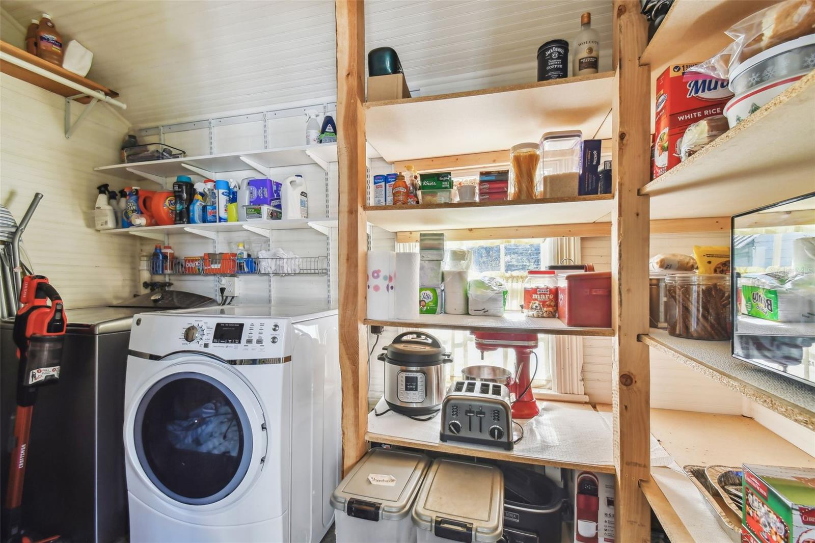 Walk-in pantry/Laundry