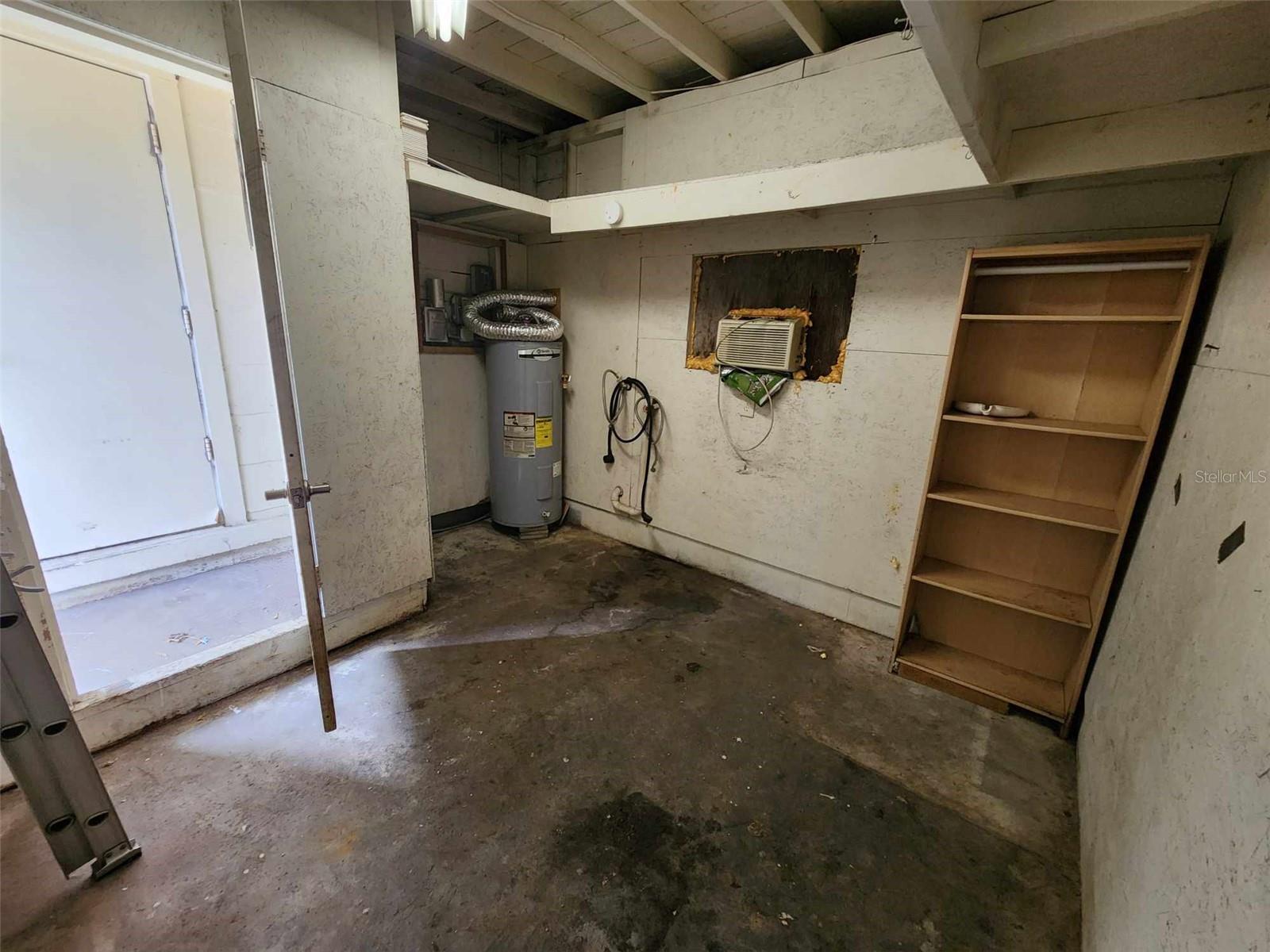 utility room w/ washer hookups