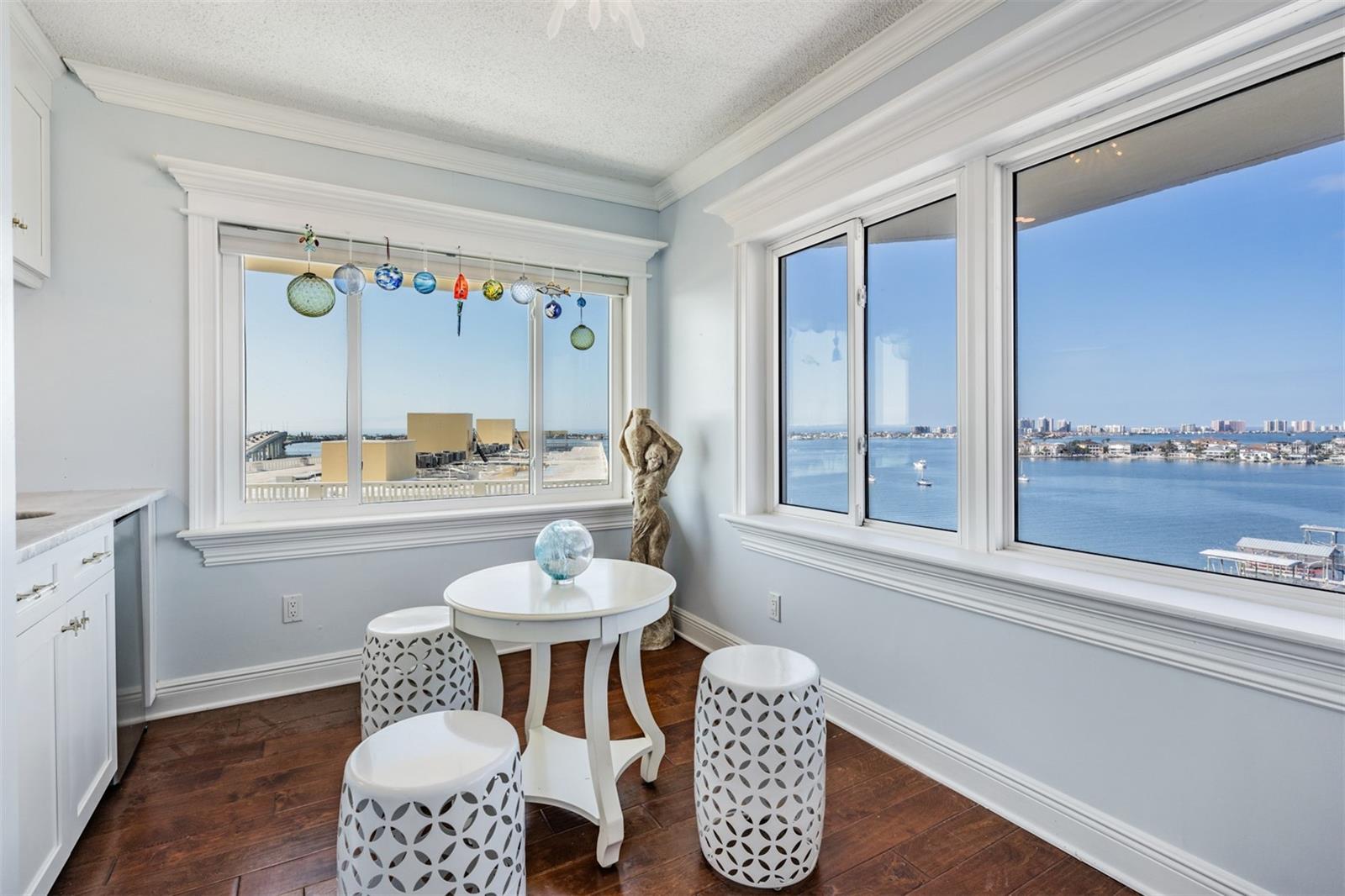 Sitting area - Views of all beaches and the fireworks on New Year's Eve and July 4th!