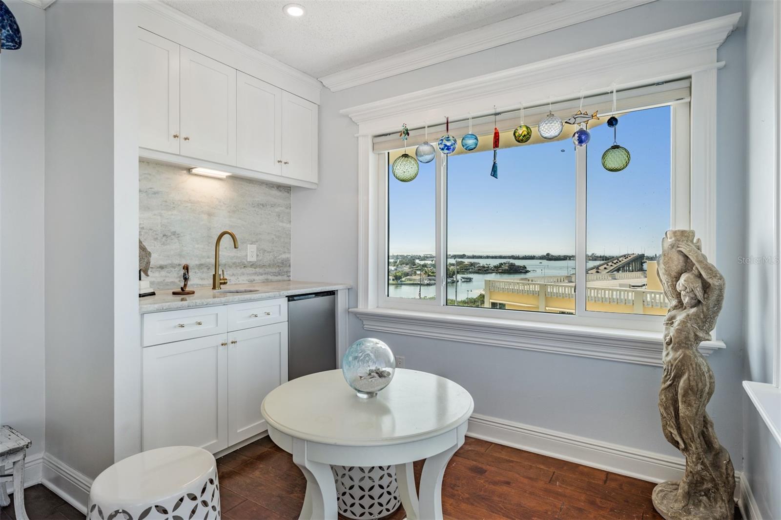 Wet bar in the sitting area, Crown Molding, New Cabinets, Countertop and backsplash. And a new built-in Crendenza with glass cabinets.  Views of all beaches and the fireworks on New Year's Eve and July 4th!