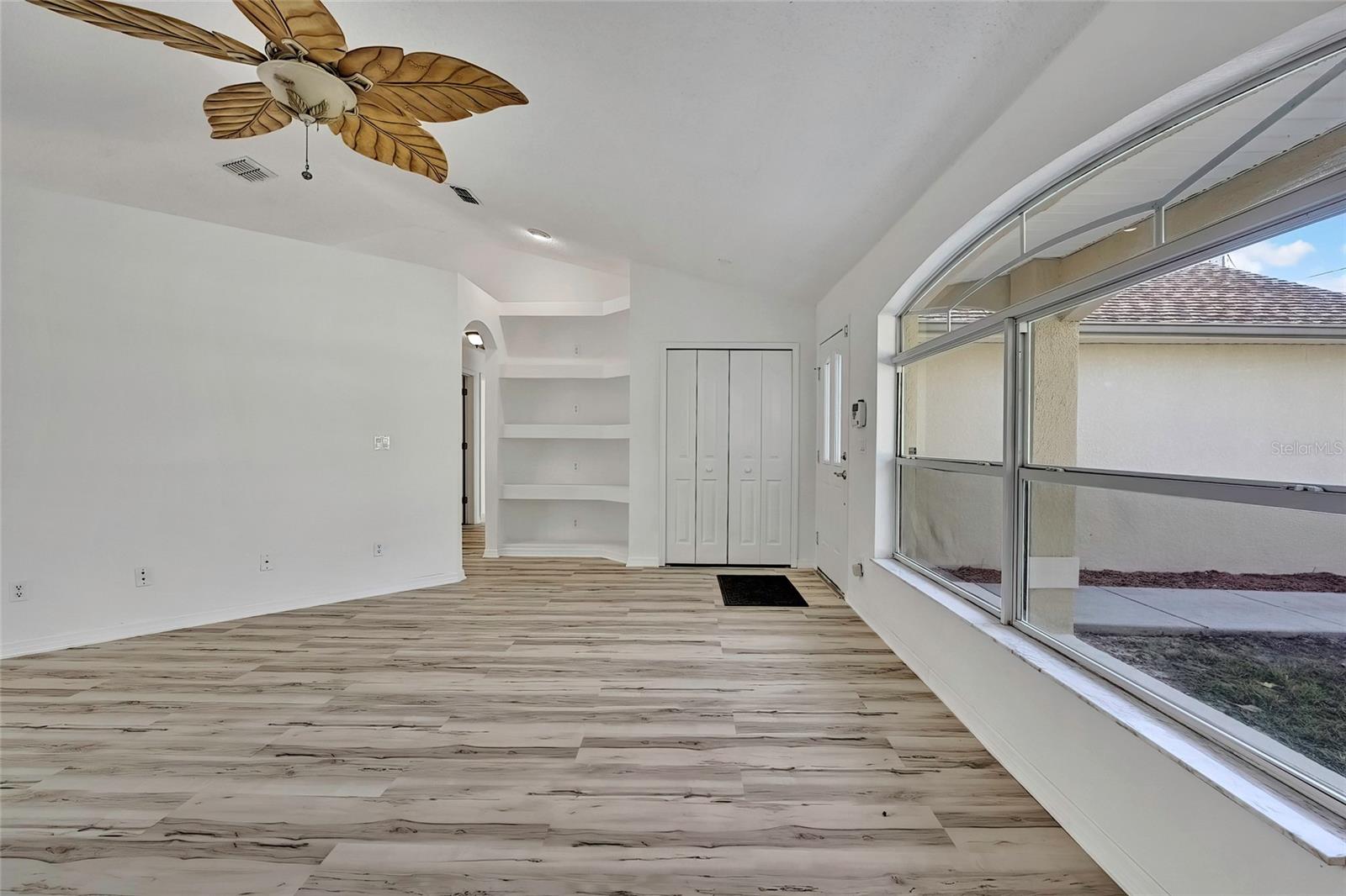 Entry Foyer / Closet / Built-In