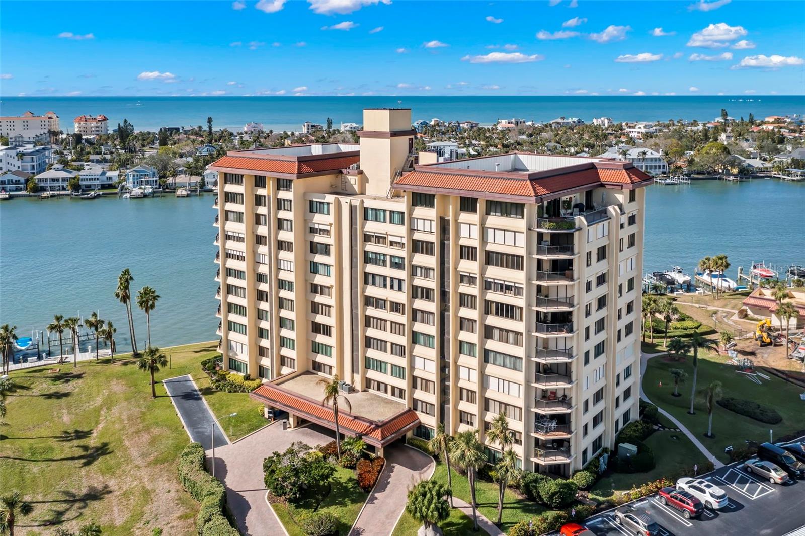 Panoramic views of the intercostal and Gulf from every window!