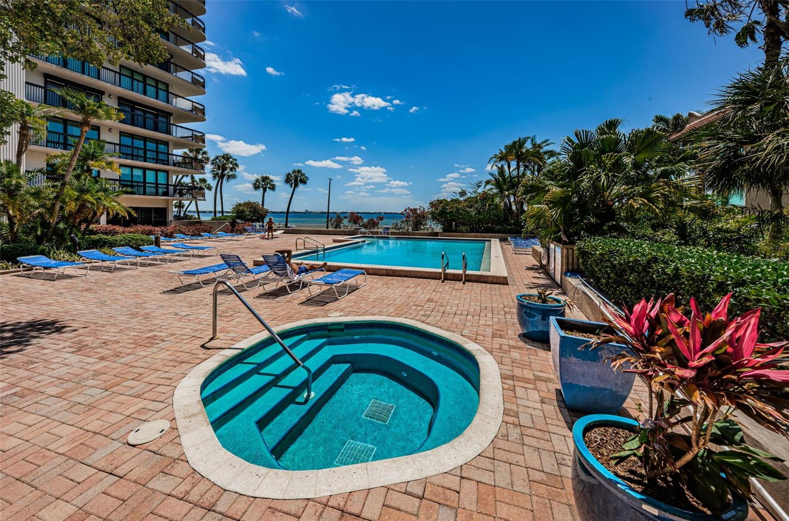 Hot tub and pool overlooking Bayshore.