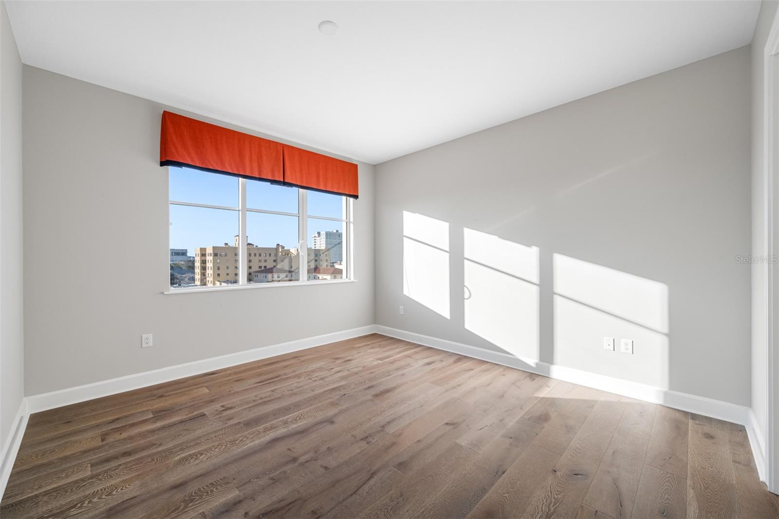 3rd Bedroom with En-Suite Bathroom & Walk in Closet