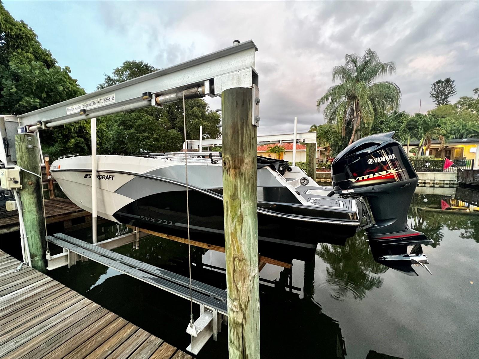 23' hybrid deck boat fits easily on lift