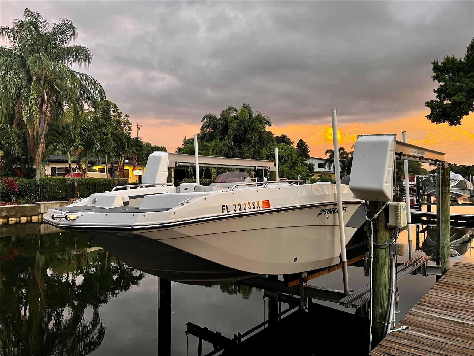 23' hybrid deck boat fits easily on lift