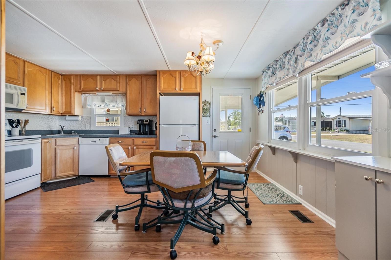 Nice eat-in kitchen area.