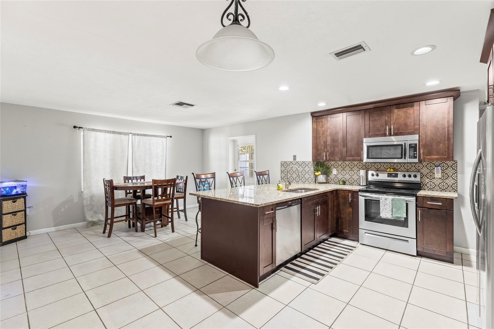 Kitchen/ Dinning room combo