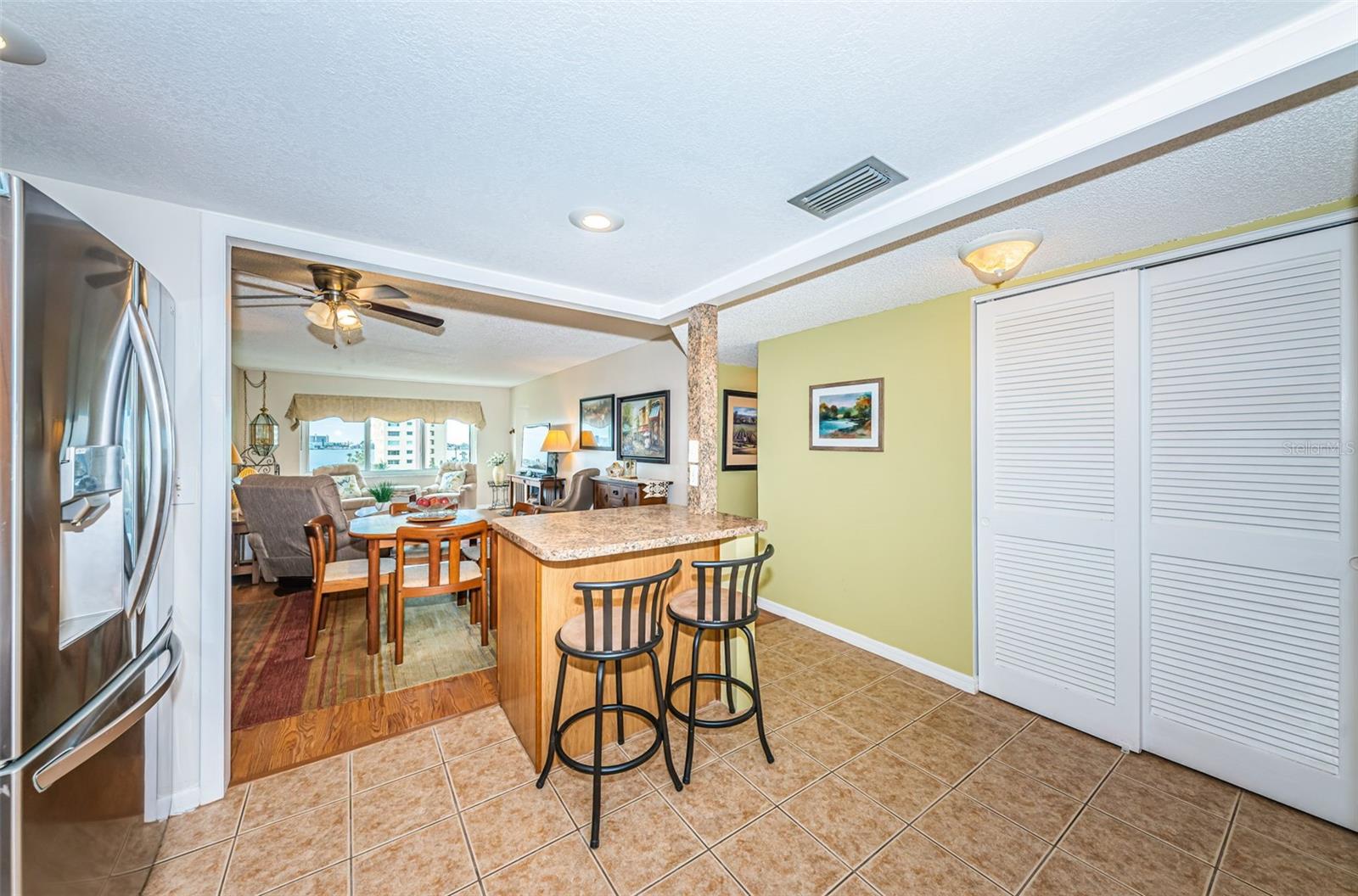 Breakfast bar and walk-in pantry