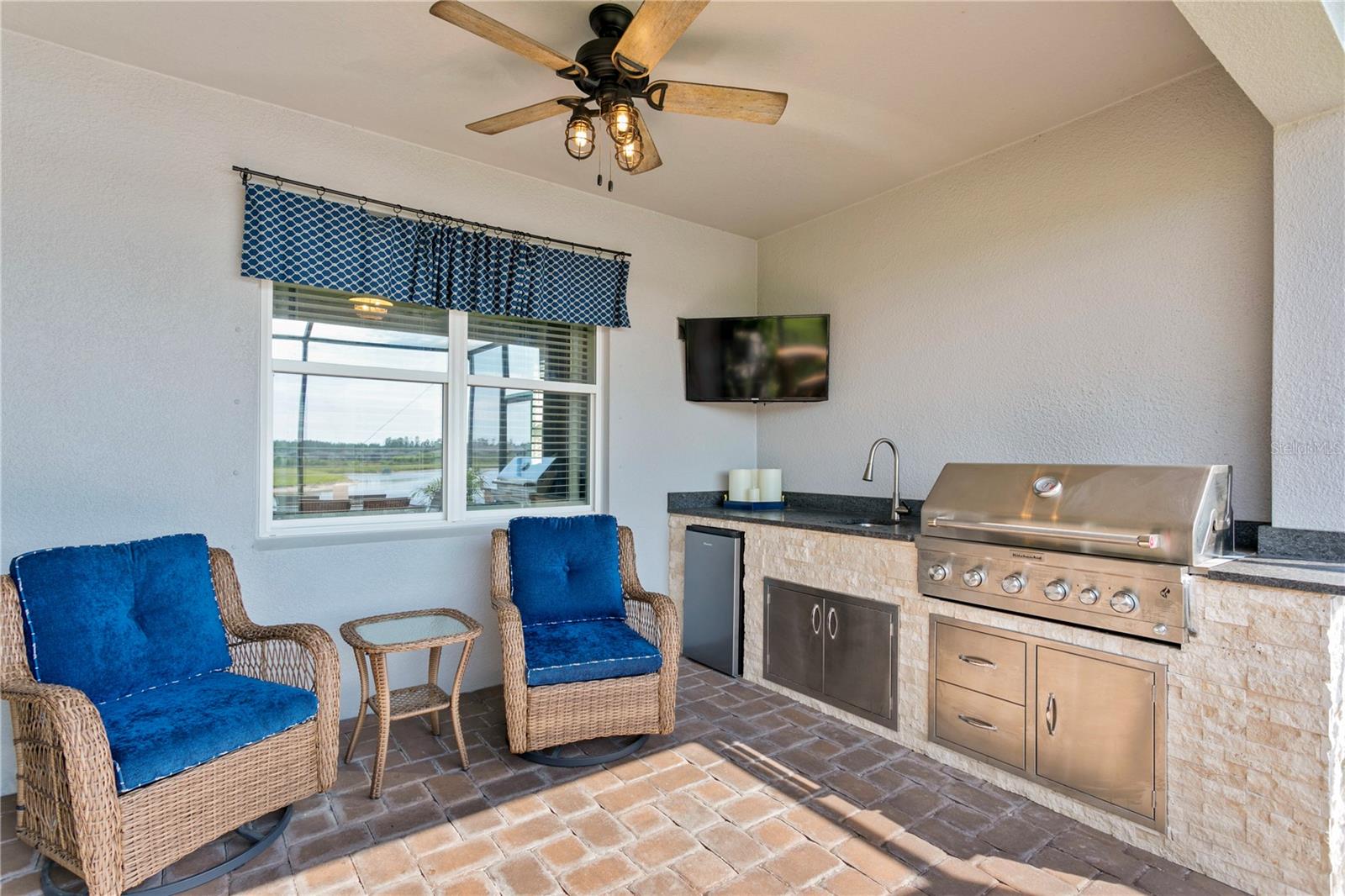 Outdoor Kitchen & Sitting area