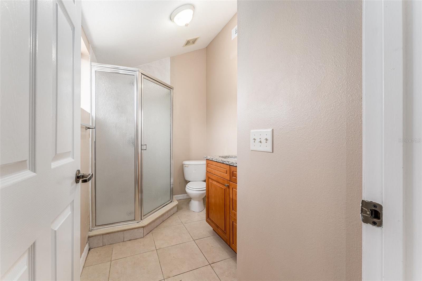 Guest bedroom ensuite bathroom